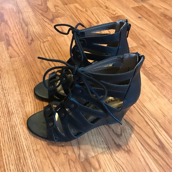 Peep Toe Lace Up Wedges  Size 6 Black 💕 - Picture 3 of 8